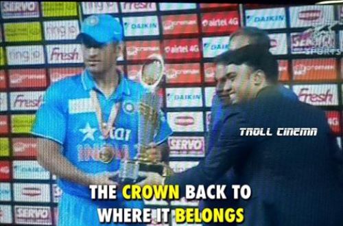 Dhoni taking Asia Cup 2016 photos